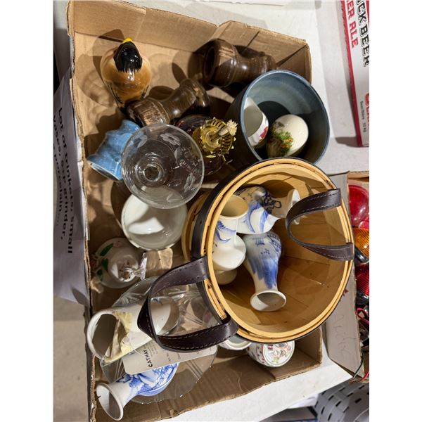 A lot of trinkets, small vases, salt and pepper grinder, blue porcelain, etc.