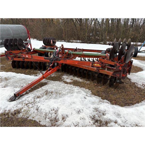 Cockshutt approx. 19 ft. 253 tandem disc, approx. 19 inch blades c/w hyd. ram, fold down sides, no v