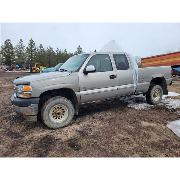 2002 GMC Sierra 2500 HD truck, Duramax diesel, 4WD, showing 457,286 km, power windows, back & front