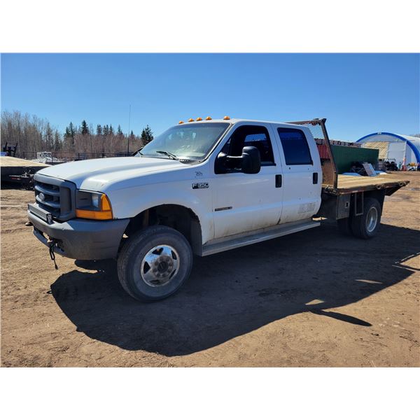 2000 Ford Super Duty white diesel 350, showing 501,809 km, 7.3 diesel 4x4, flat deck, 8 ft. x 10 ft.