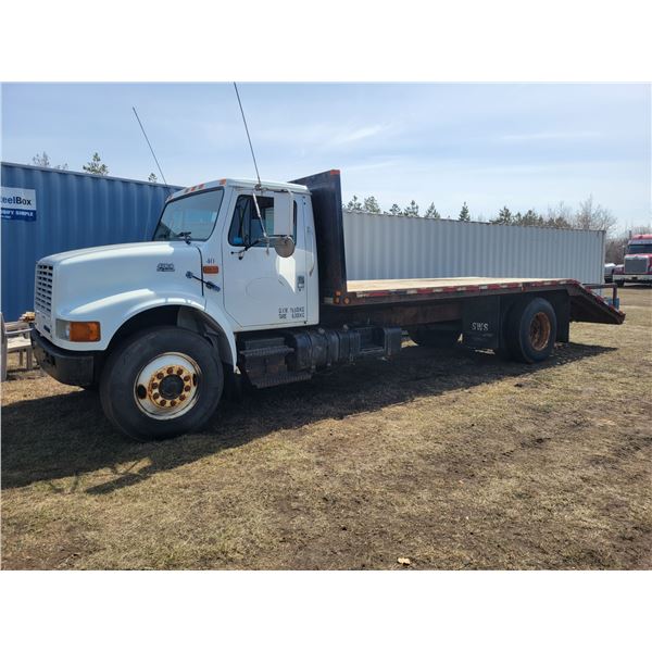 1999 IH 4700, 466 diesel truck, 16 ft. flat deck plus 6 ft. 10 inch beaver tails, rear hitch, showin