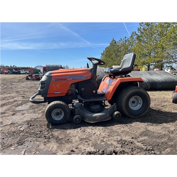 Husqvarna YTH2046 Hydrostactic mower, 409 hrs. 46 inch deck, gas, twin cyl., running, SN. 030701D001