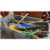 Image 3 : ONE PALLET AND ONE BIN OF ASSORTED GARDENING TOOLS AND MISC