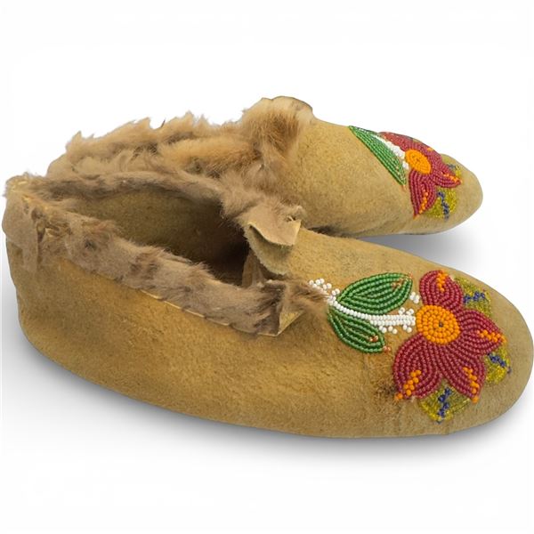 Pair of Vintage Beaded Leather Moccasins * Believed to be Ojibwe Design * 10" long sole