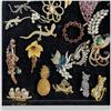 Image 2 : 30 Vintage Brooches * Wide Variety of Materials * Display tray not included