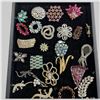 Image 3 : 30 Vintage Brooches * Wide Variety of Materials * Display tray not included