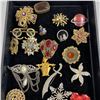 Image 3 : 30 Vintage Brooches * Wide Variety of Materials * Display tray not included