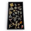 Image 1 : 30 Vintage Brooches * Wide Variety of Materials * Display tray not included