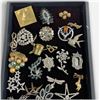 Image 3 : 30 Vintage Brooches * Wide Variety of Materials * Display tray not included