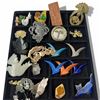 Image 3 : 30 Vintage Brooches - Wide Variety of Styles and Materials - Display Tray Not Included