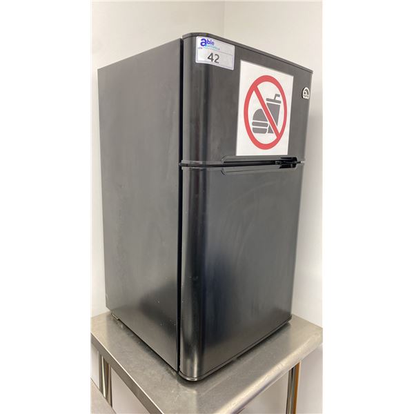 IGLOO MINI FRIDGE WITH ASSORTED CHEMICAL CONTENTS *USED IN LAB, NOT FOOD SAFE*