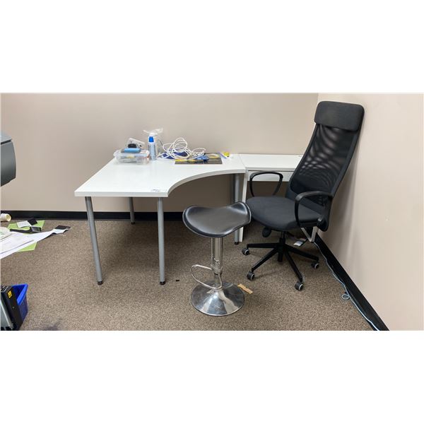 WHITE CORNER TABLE, SMALL DESK, STOOL, MOBILE OFFICE CHAIR & ASSORTED ITEMS
