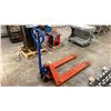 Image 2 : ORANGE/BLUE 5500LB CAPACITY PALLET JACK