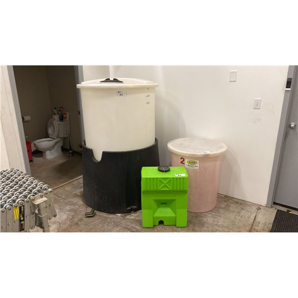 550L PLASTIC LIQUID STORAGE TANK ON BASE WITH RELEASE VALVE & 2 ASSORTED LIQUID STORAGE CONTAINERS