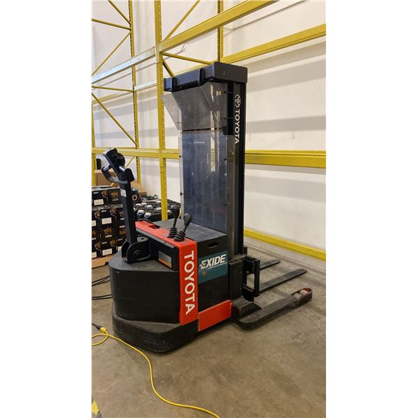 TOYOTA EXIDE 6BWS15 ELECTRIC WALK BEHIND FORKLIFT TRUCK WITH 3 STAGE MAST, 2750LB CAPACITY, THU