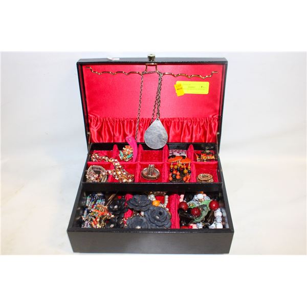 VINTAGE LADY BUXTON JEWELRY BOX