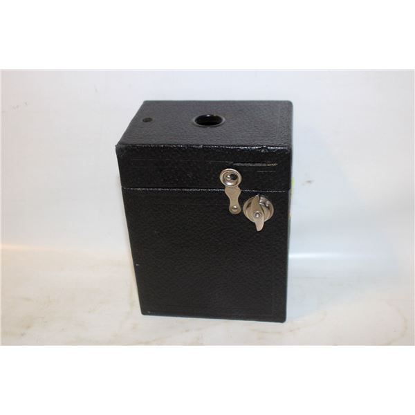 ANTIQUE HAWKEYE BROWNY CAMERA MODEL C-ESTATE