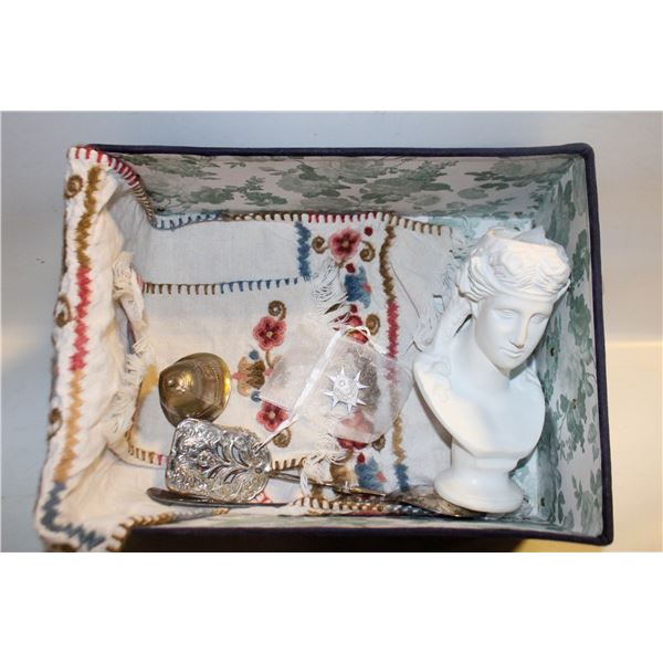 VINTAGE QUEEN ELIZABETH II COLLECTABLES INCLUDING