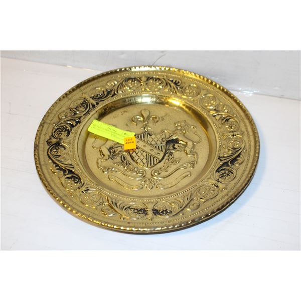 VINTAGE HAND HAMMERED BRASS ENGLISH COAT OF ARMS