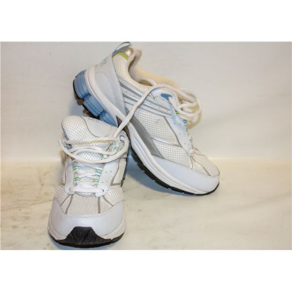 CURVES FOR WOMEN SLIP ON SNEAKER SIZE 7 NEW