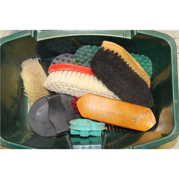 HORSE GROOMING CARRY TOTE WITH BRUSHES/MISC.