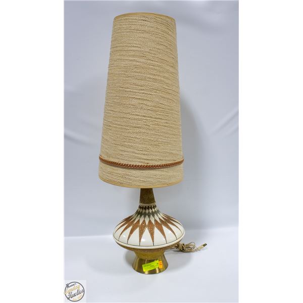 MID CENTURY MODERN GEOMETRIC TABLE LAMP W/ SHADE