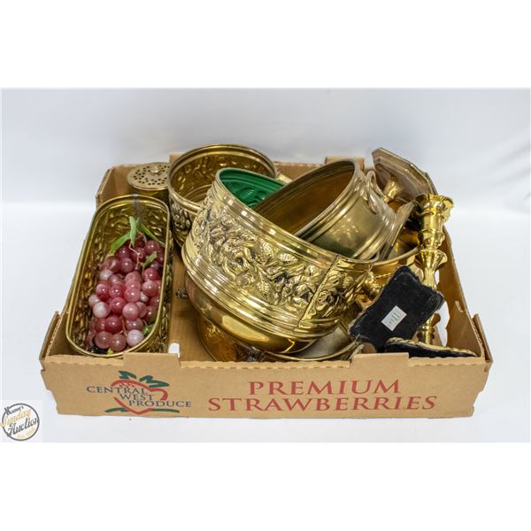 LOT OF ASSORTED LIGHTWEIGHT BRASS DÉCOR PIECES