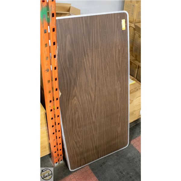 FOLDING CARD TABLE WITH 4 MATCHING FOLDING CHAIRS