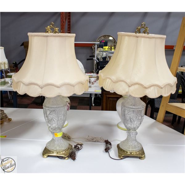 2 CRYSTAL TABLE LAMPS WITH BRASS BASE AND SHADES