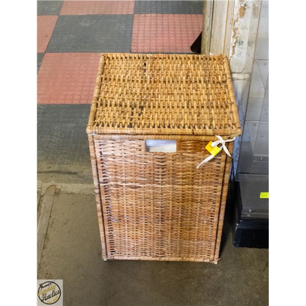 WICKER LAUNDRY BASKET WITH LINER - MINOR WEAR