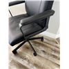 Image 2 : Office Chair Swivel on Wheels