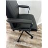 Image 3 : Office Chair Swivel on Wheels