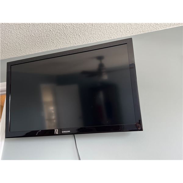 Samsung 46" TV with Wall Mount