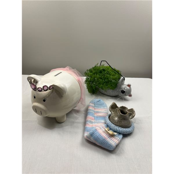 Piggy Banks & Decor