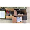 Image 14 : HAREDINGE BRIDGEPORT M3 VERTICAL TURRET MILLING MACHINE WITH LARGE QUANTITY OF ASSORTED CHUCKS &