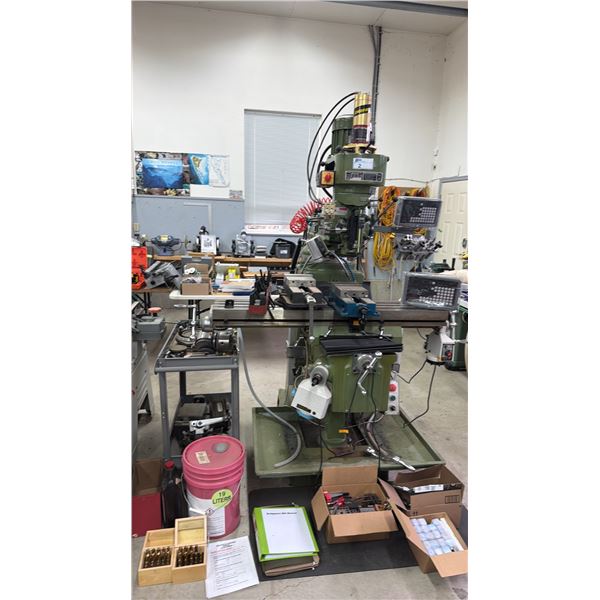 HAREDINGE BRIDGEPORT M3 VERTICAL TURRET MILLING MACHINE WITH LARGE QUANTITY OF ASSORTED CHUCKS &