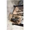 Image 2 : ANVIL ON STAND WITH ATTACHMENTS & TONGS
