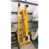 Image 1 : PERFORMANCE TOOL 2 TON FOLDING ENGINE CRANE