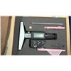 Image 2 : DIGITAL DEPTH MICROMETER WITH WOOD CASE