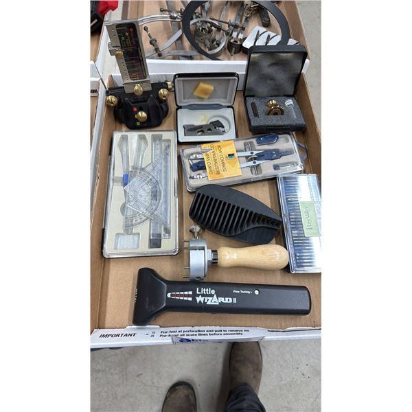 BOX OF ASSORTED TOOLS INCLUDING; LITTLE WIZARD II METAL DETECTOR, BOW COMPASS, VERITAS ANGLE & BEVEL