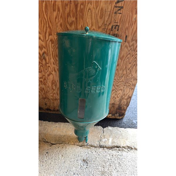 METAL BIRD SEED DISPENSER