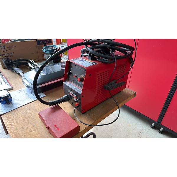 LINCOLN ELECTRIC PRO CUT 25 PLASMA CUTTER WITH TIPS
