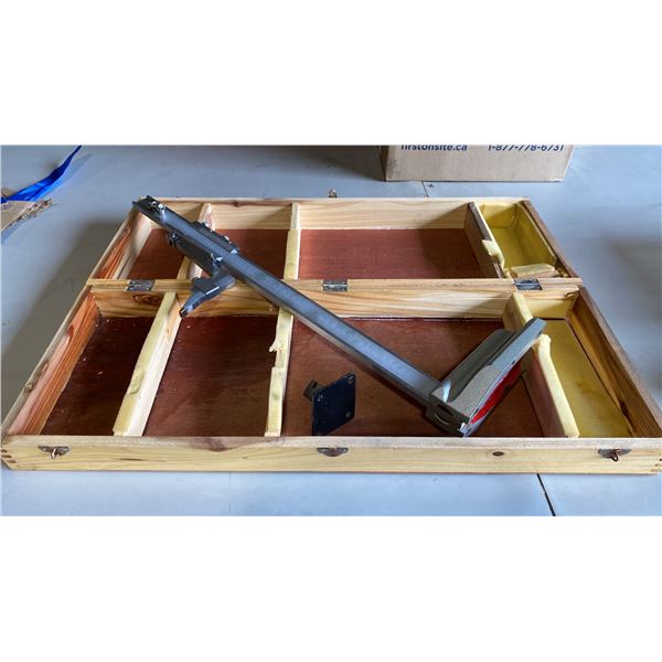VERNIER HEIGHT GAUGE IN NATURAL WOOD CASE