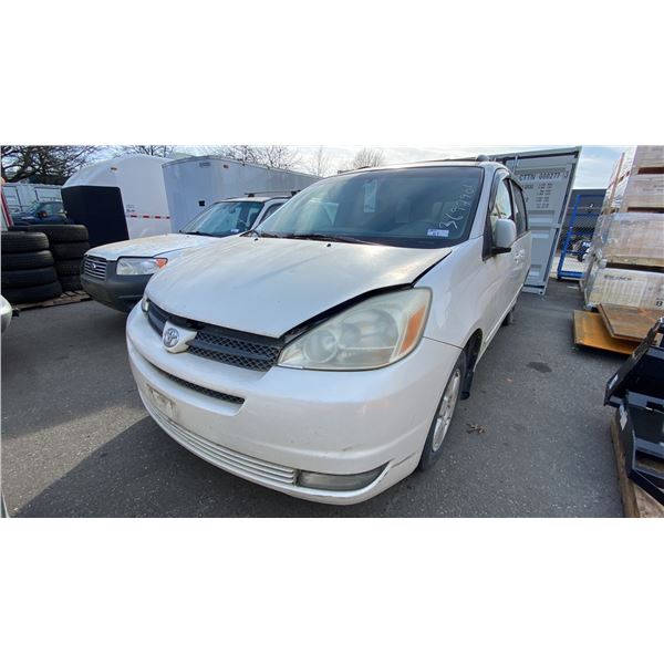 2004 TOYOTA SIENNA LE, 4DR VAN, WHITE, VIN 5TDZA23C74S008668,
