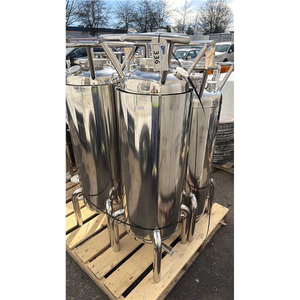STAINLESS STEEL SLEEVED LABORATORY STORAGE TANK WITH LEGS