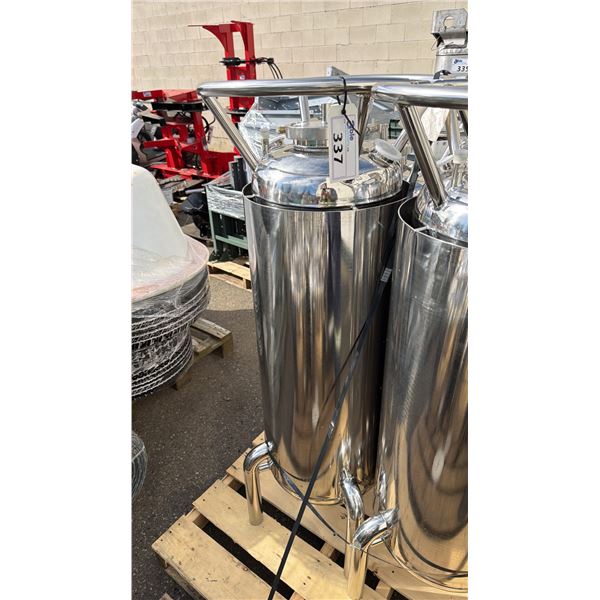 STAINLESS STEEL SLEEVED LABORATORY STORAGE TANK WITH LEGS