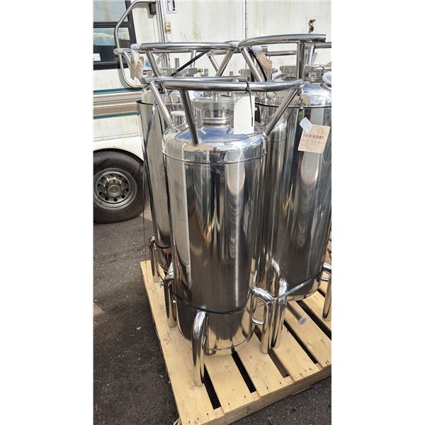 STAINLESS STEEL LABORATORY STORAGE TANK WITH LEGS