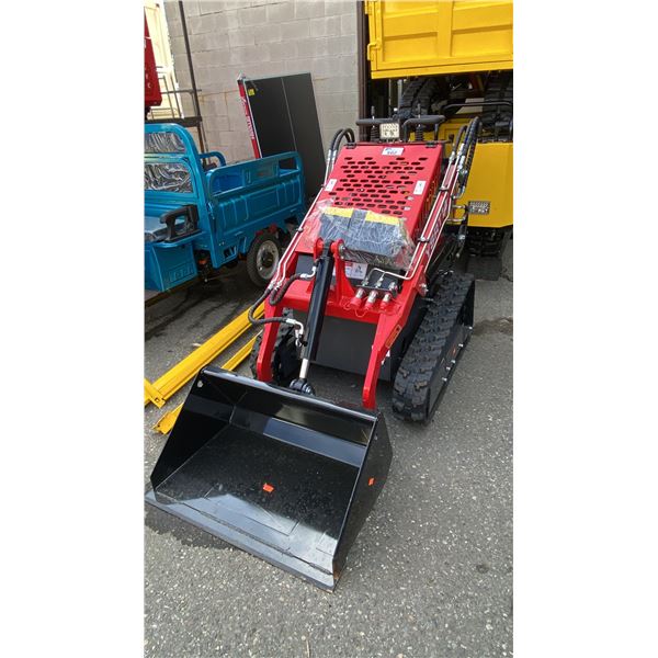 YSRT14 RED 420CC GAS POWERED RUBBER TRACK STAND ON MINI SKID STEER LOADER WITH 32"W BUCKET