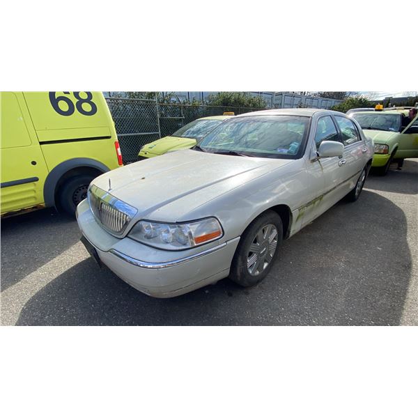 2004 LINCOLN TOWNCAR ULTIMATE, 4DRSD, GREY, VIN 1LNHM83W34Y678654,