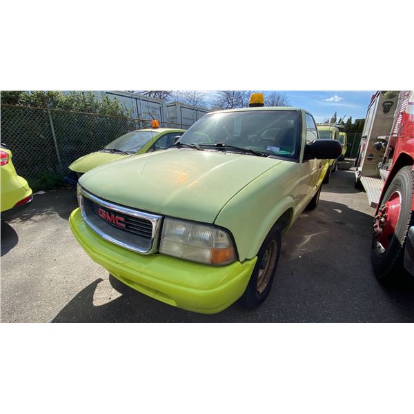 2002 GMC SONOMA, 2DR PICKUP, YELLOW, VIN 1GTCS145X28128690,